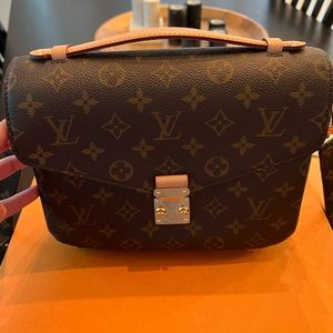 Louis Vuitton POCHETTE MÉTIS